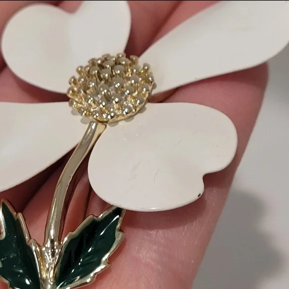 Vintage‎ Sarah Coventry Brooch Lapel Pin White Magnolia Flower Gift - Picture 3 of 3